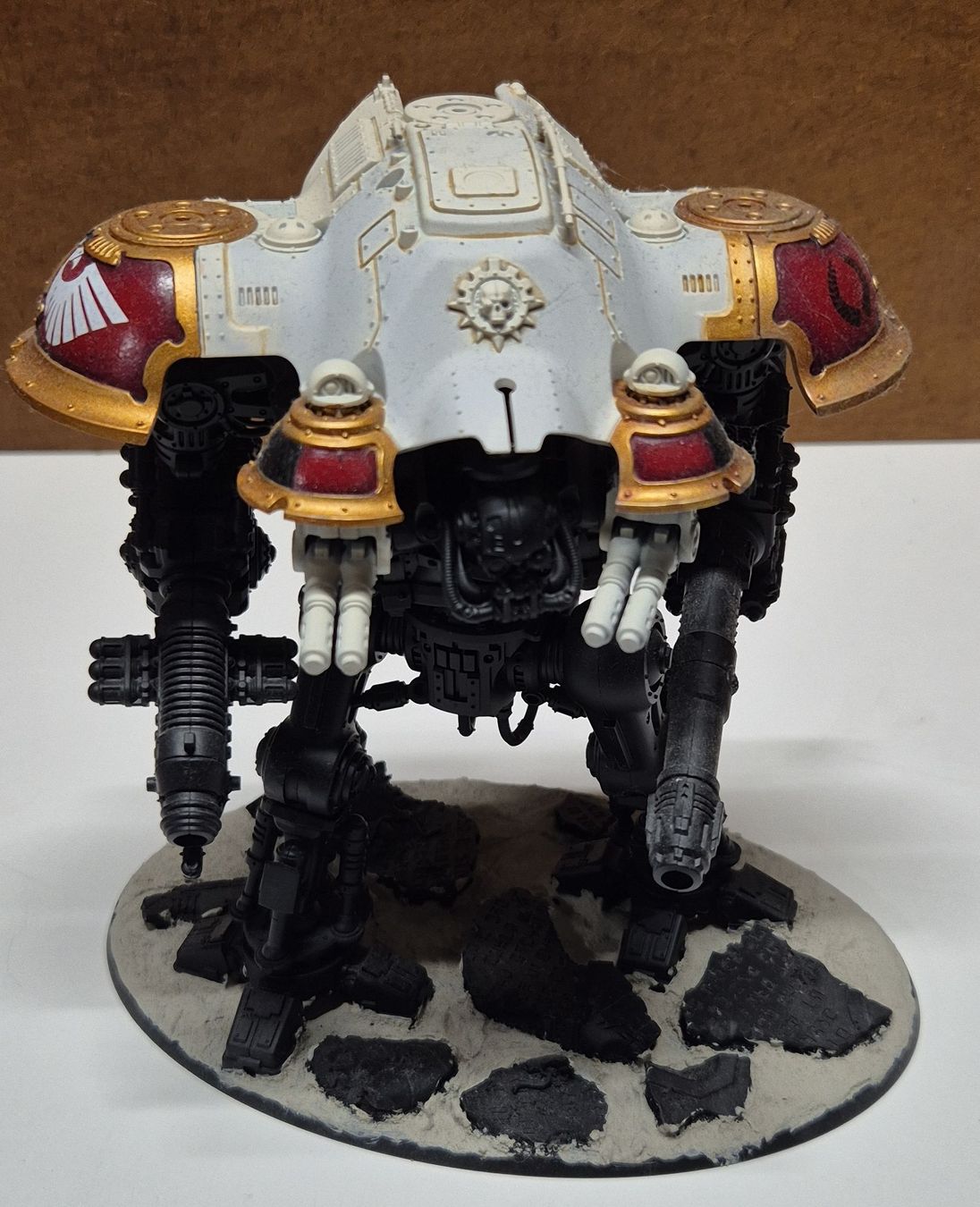 Spielzeuge: Warhammer 40k Imperial Knight teilweise bemalt – Gebraucht aus Bischofszell von Ionspeaker
