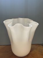 Grosse weisse Glasvase / Fazzoletto-Vase – gewellter Rand