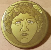 Badge mit Medusa Motiv