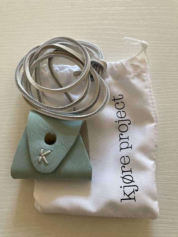 Sonstige Kleidung & Accessoires: Porte-lunettes – Neu und originalverpackt aus Pully von syl_6jg9 1