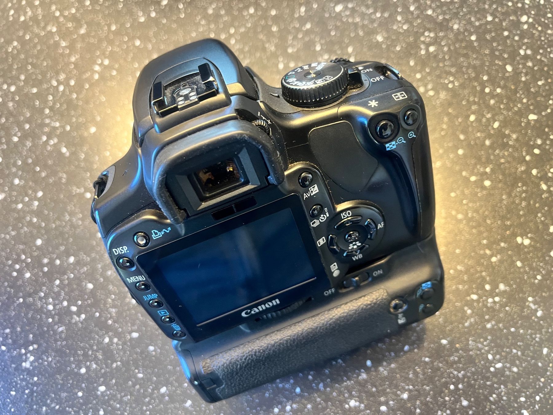 Canon Fotocamera: Canon EOS 400D mit Battery Grip – Usato da Burgdorf venduto da A006972