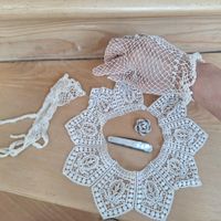 Spitzenkragen, Perlmuttsackmesser, Häkelhandschuhe, Brosche