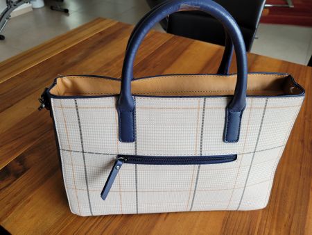elegante zweifarbige Damen-Handtasche mit dezentem Muster