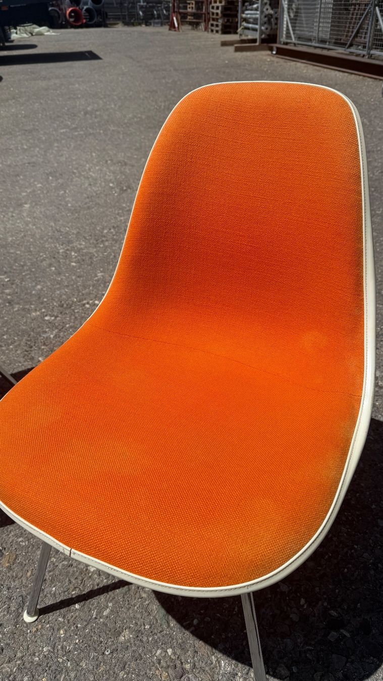 Eames Sedie: Eames Fiberglas Sidechairs Orange, gepolstert – Usato da Volketswil venduto da Kornhouse 4