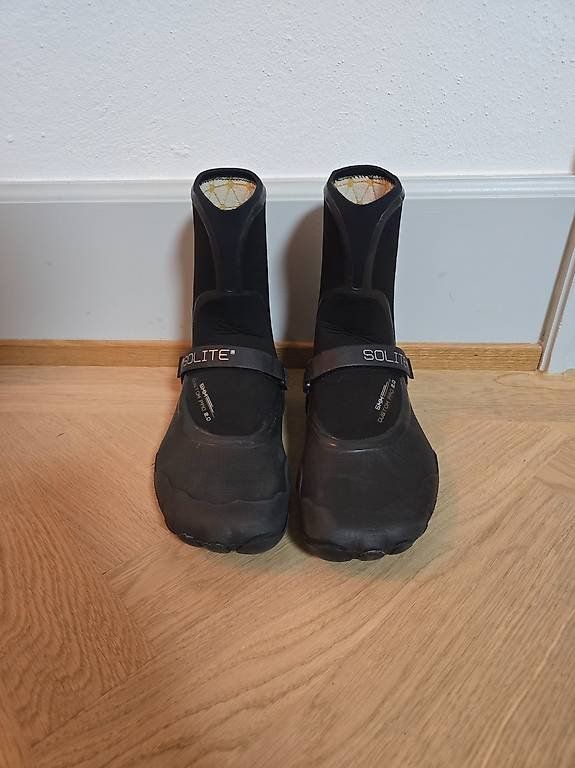 Scarpe da uomo: Surf Booties 5mm | Solite Custom Pro 2.0, Grösse 43 – Usato da Zürich venduto da mistersell