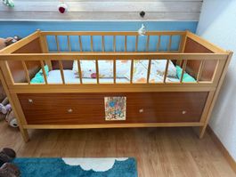 Kinderbett aus Holz mit Motiv und Bettwäsche gebraucht