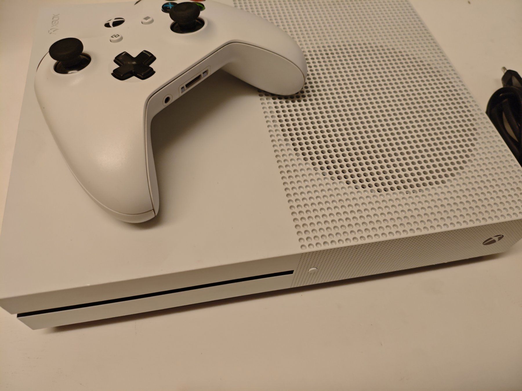 Microsoft Konsolen: Microsoft Xbox One S weiss mit Controller – Gebraucht aus Dübendorf von tho_v2cs