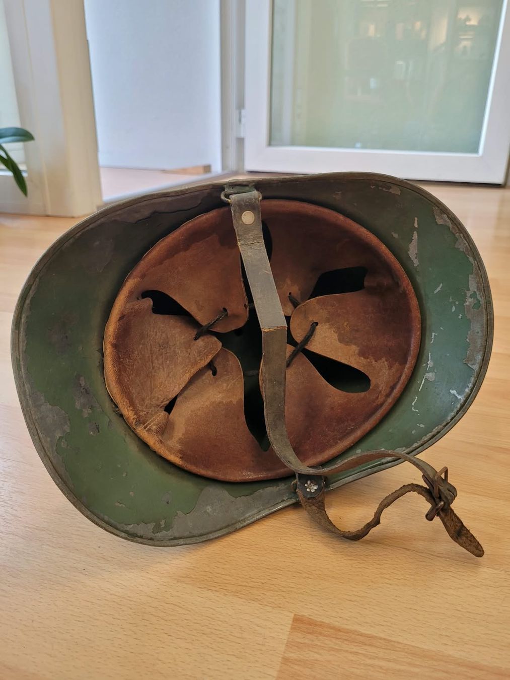 Feuerwehr: Antiker Schweizer Feuerwehrhelm ca. 1920er – Gebraucht aus Sonceboz-Sombeval von ter_9rc5 4