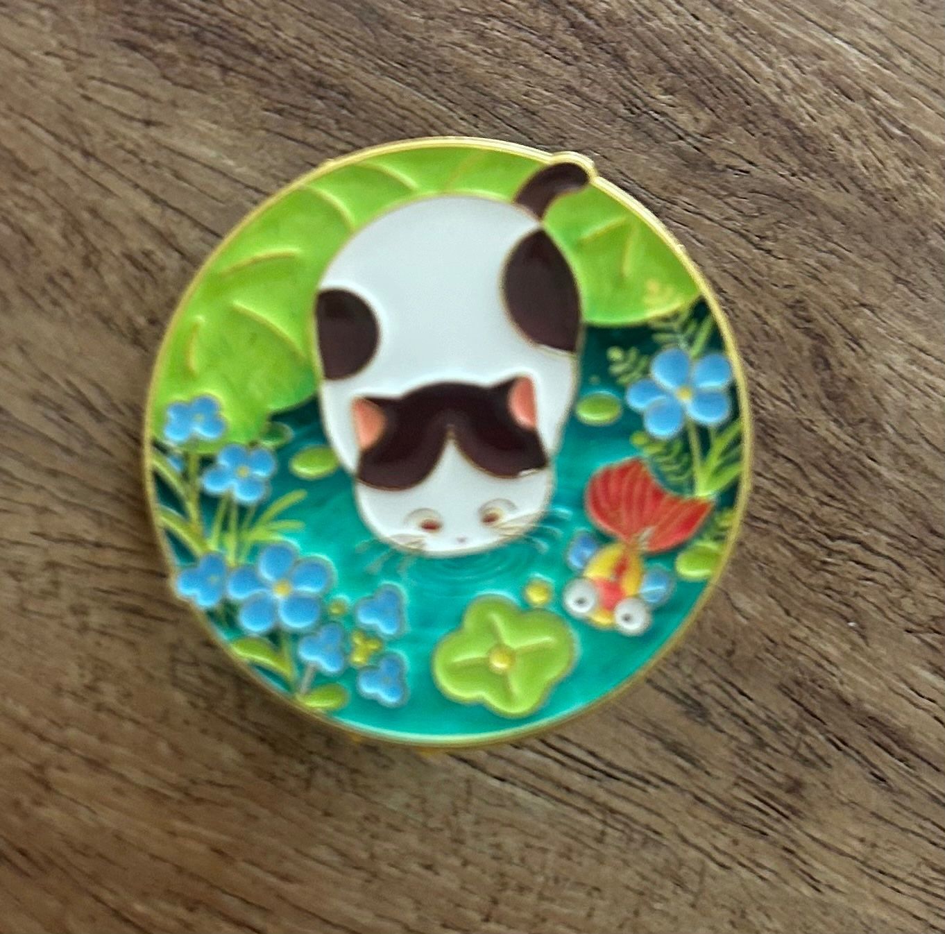 Placchette & Badge: Pin Katze Teich – Nuovo e nell'imballaggio originale da Geneve venduto da vane267