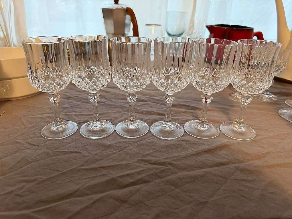 Gläser: Vintage Gläserset mit Glaskaraffe  verschiedene Designs – Gebraucht aus Zürich von cey_fhq6