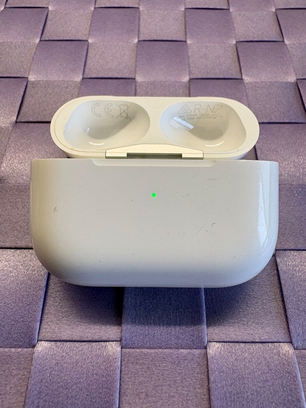 Apple Ladegeräte: Apple AirPods Pro2 charging case (A2968). – Gebraucht aus Lausanne von sil_2dxk