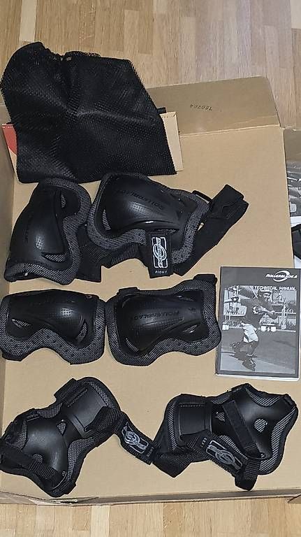 Pattini in linea & Pattini a rotelle: Inlineskates Schwarz Gr.41 mit Protektoren/Schutz – Usato da Wangen b. Olten venduto da Benjamin_Samuel 1