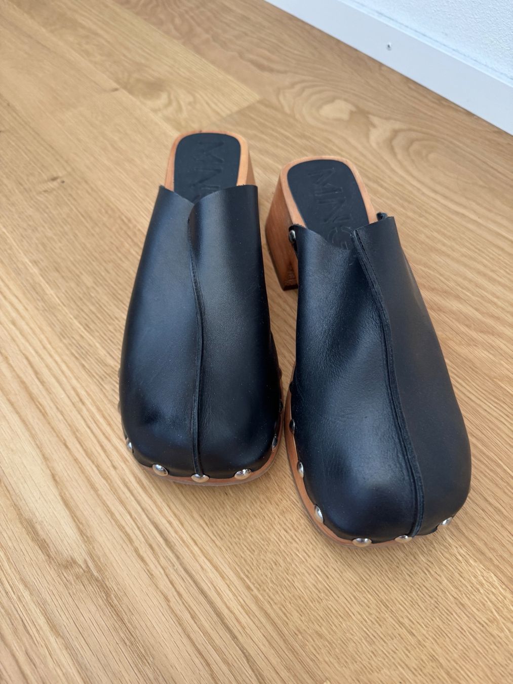 Mango Scarpe da donna: NEU Mango Leder-Clogs mit Nieten Gr. 40 – Nuovo (secondo la descrizione) da Klingnau venduto da Vdado 1