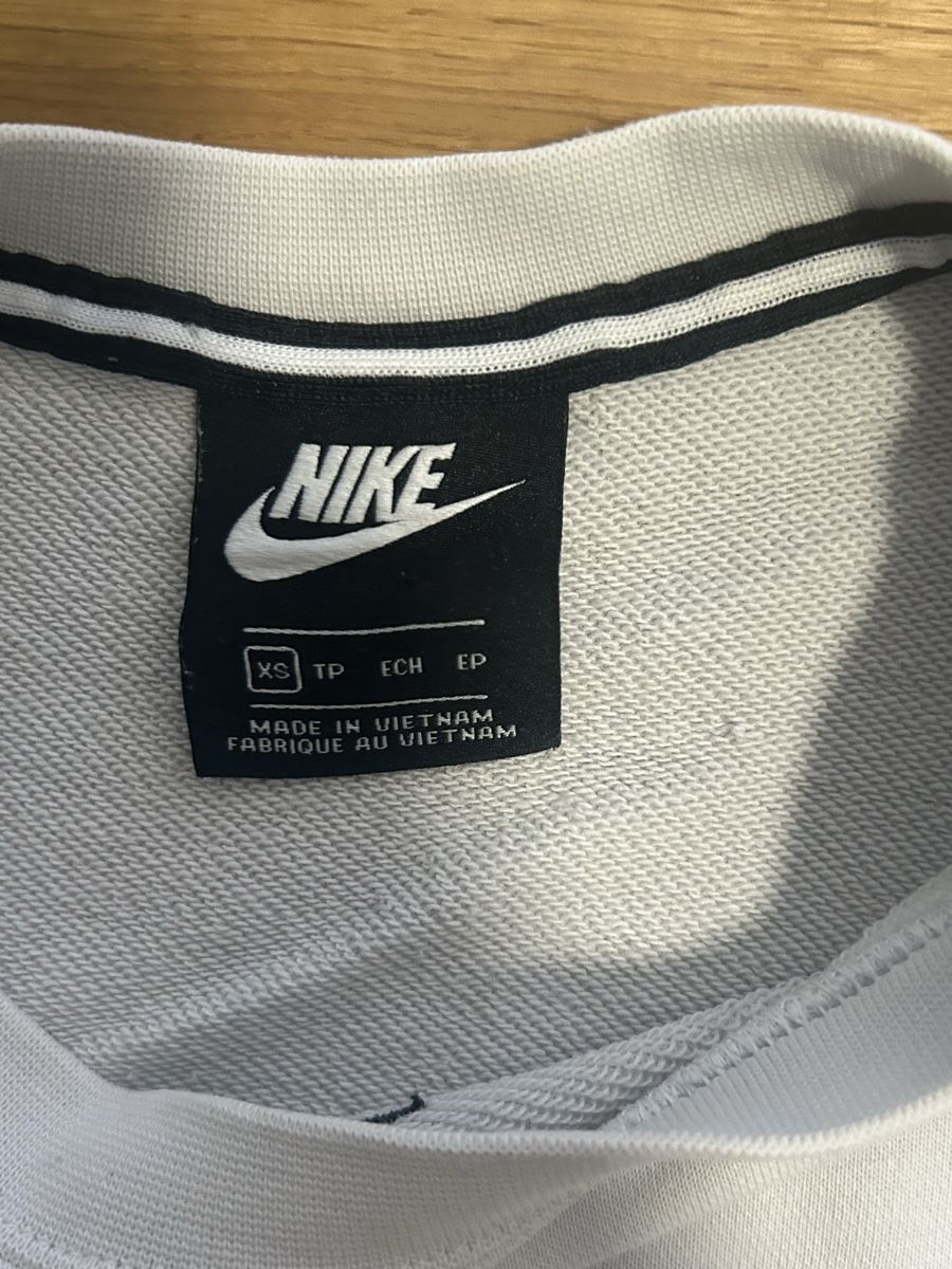 Nike Pullover & Sweatshirts: Nike Pullover weiss Grösse XS neuwertig – Gebraucht aus Masein von gia_s6vf 1