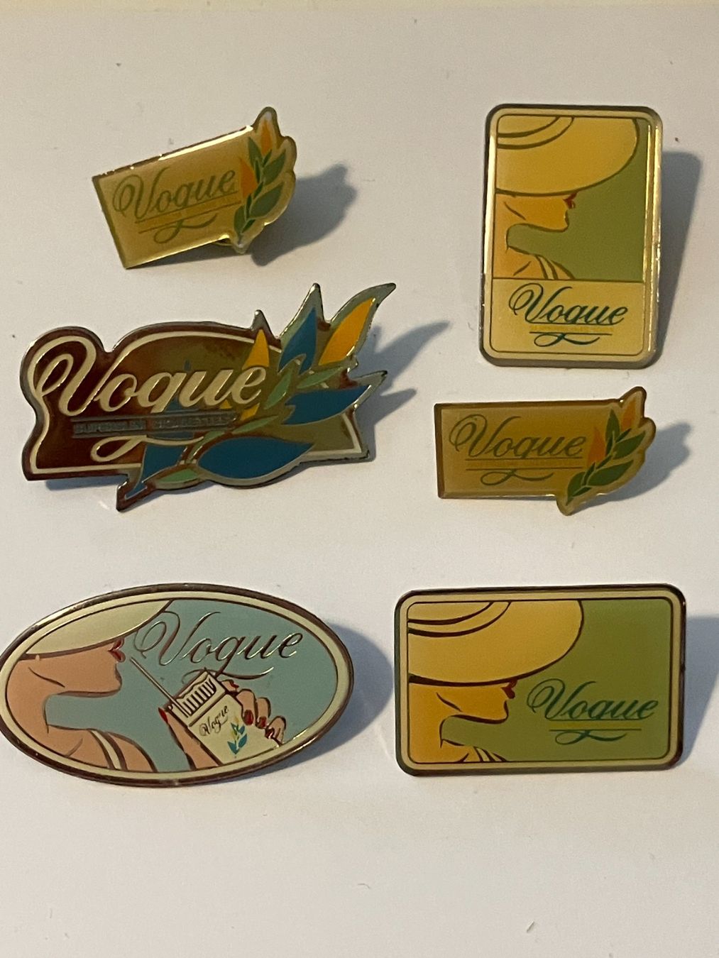 Placchette & Badge: 6 Pin Vogue Zigaretten – Usato da Basel venduto da djwwpp