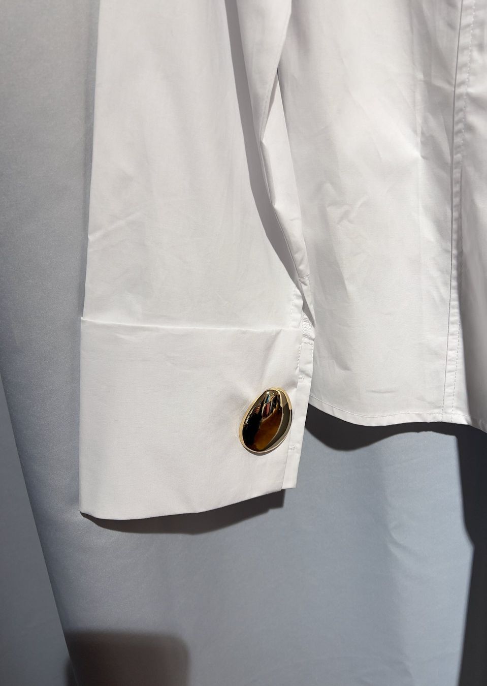 Blusen: Weisse Bluse mit goldenen Manschetten-Broschen – Neu und originalverpackt aus Zürich von Naebeli 1