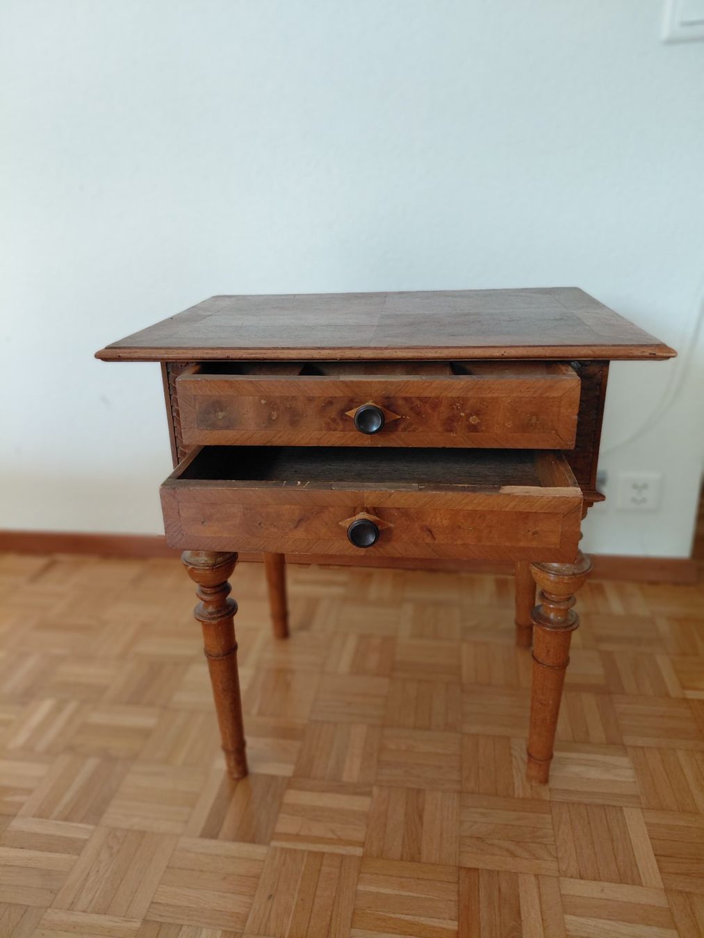 Tavoli: Petite table à 2 tiroirs ancienne – Usato da Moutier venduto da and_2XYT 1