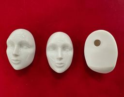 Miniatur Masken aus Porzellan