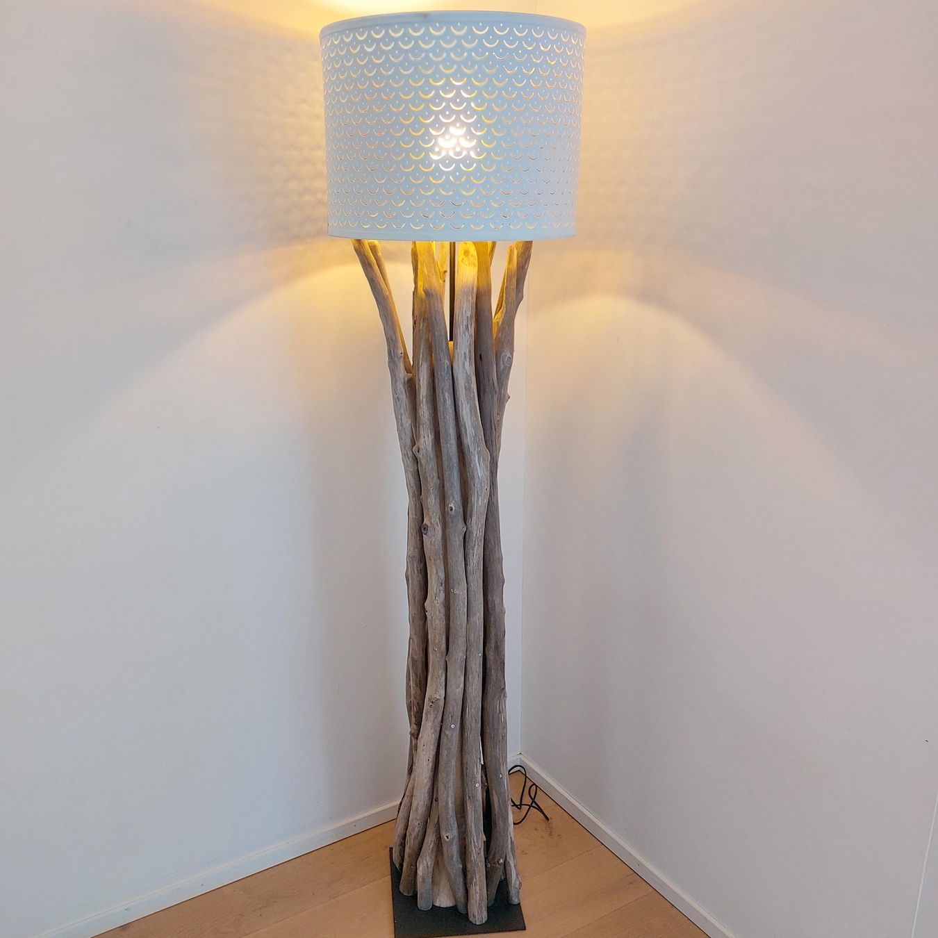 Lampen: Schwemmholz-Stehleuchte Driftwood Elegance – Neu und originalverpackt aus Egnach von Oldwoodstyle 2