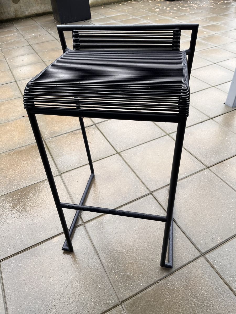 Pfister Chaises: Schwarzer Barhocker, Metall, Kunststoffgeflecht, neuwe – D'occasion à Seedorf BE par frank7031 1