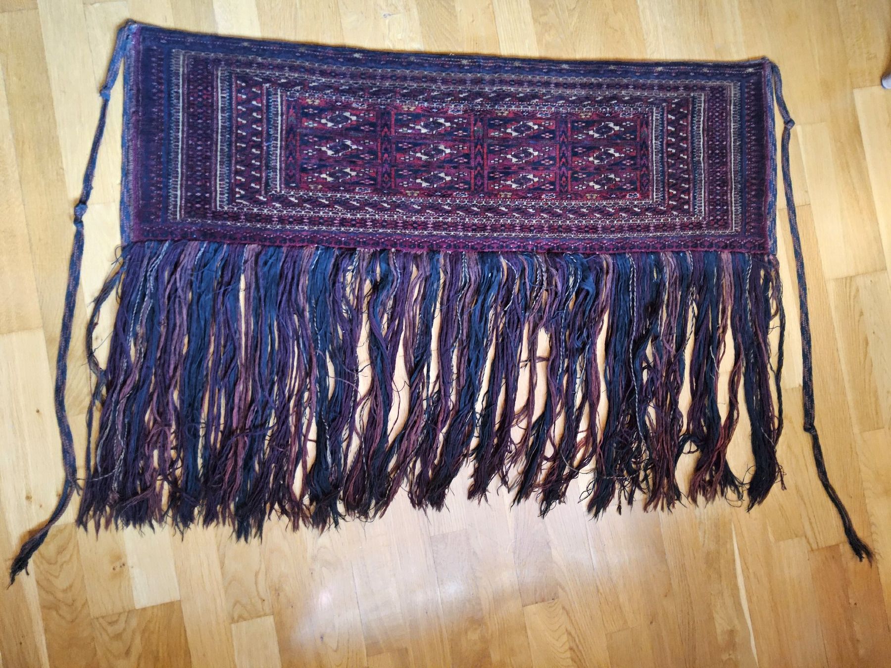 Tappeti: Antiker Turkmenischer Wandteppich mit Fransen, Echt, ca 1880 – Usato da Zürich venduto da helsan