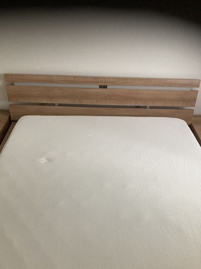 Letti: Doppelbett Nussbaum mit 2 Nachttischen – Usato da Unterlangenegg venduto da Bricalla