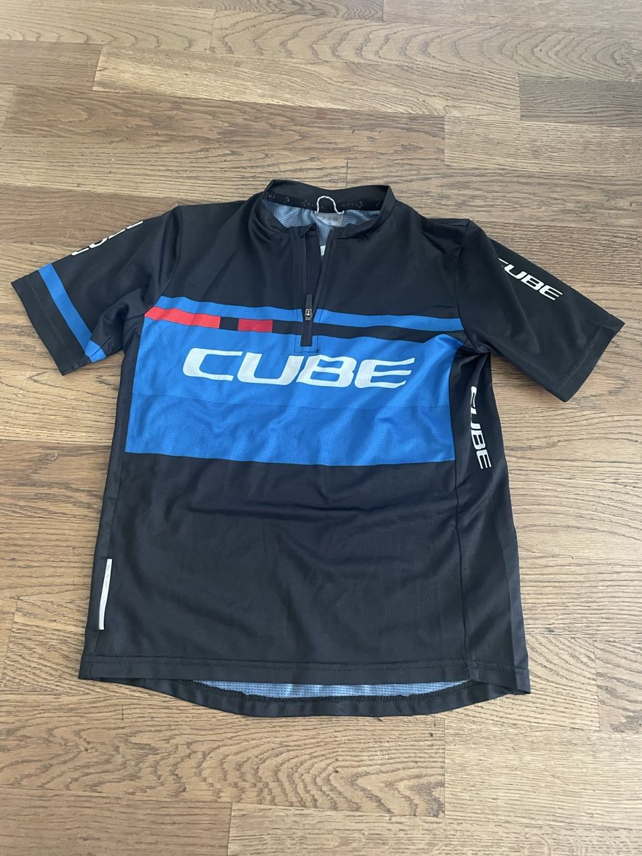 Cube Scarpe, pantaloni & magliette da ginnastica: CUBE Radtrikot Kinder Gr. 134/140 – Usato da Taegerwilen venduto da sab_9j9v