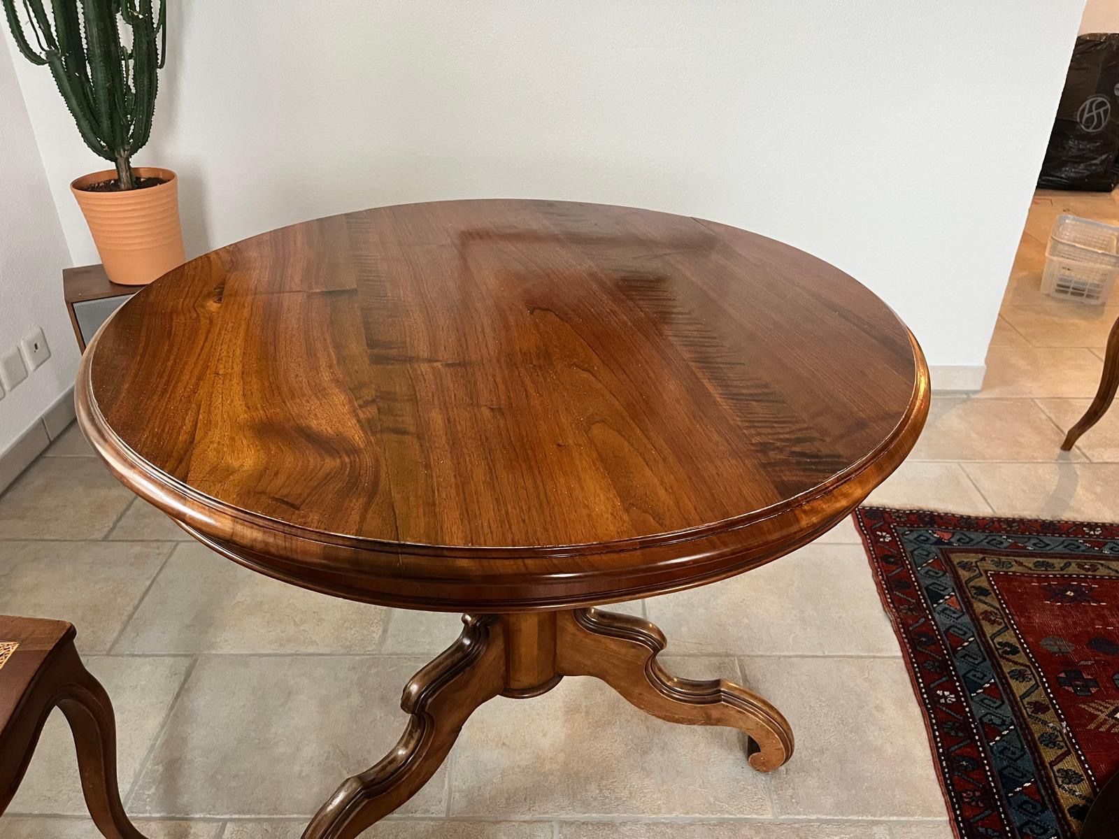 Tische: Wunderschöner runder Tisch im Louis-Philippe-Stil – Gebraucht aus Klingnau von Umweltklinik 3