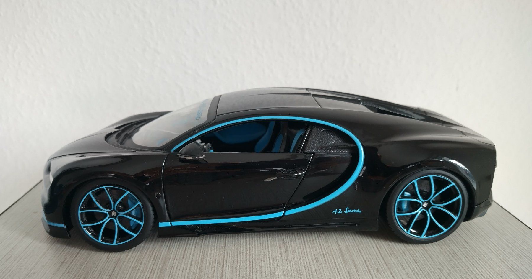 Bburago Modellini d'auto: Bugatti Chiron / 1:18 – Nuovo (secondo la descrizione) da Jona venduto da Argus36 1