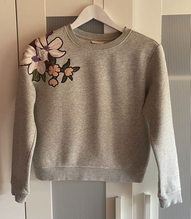 H&M Pullover mit Blumenapplikation, Grösse XS, Top!