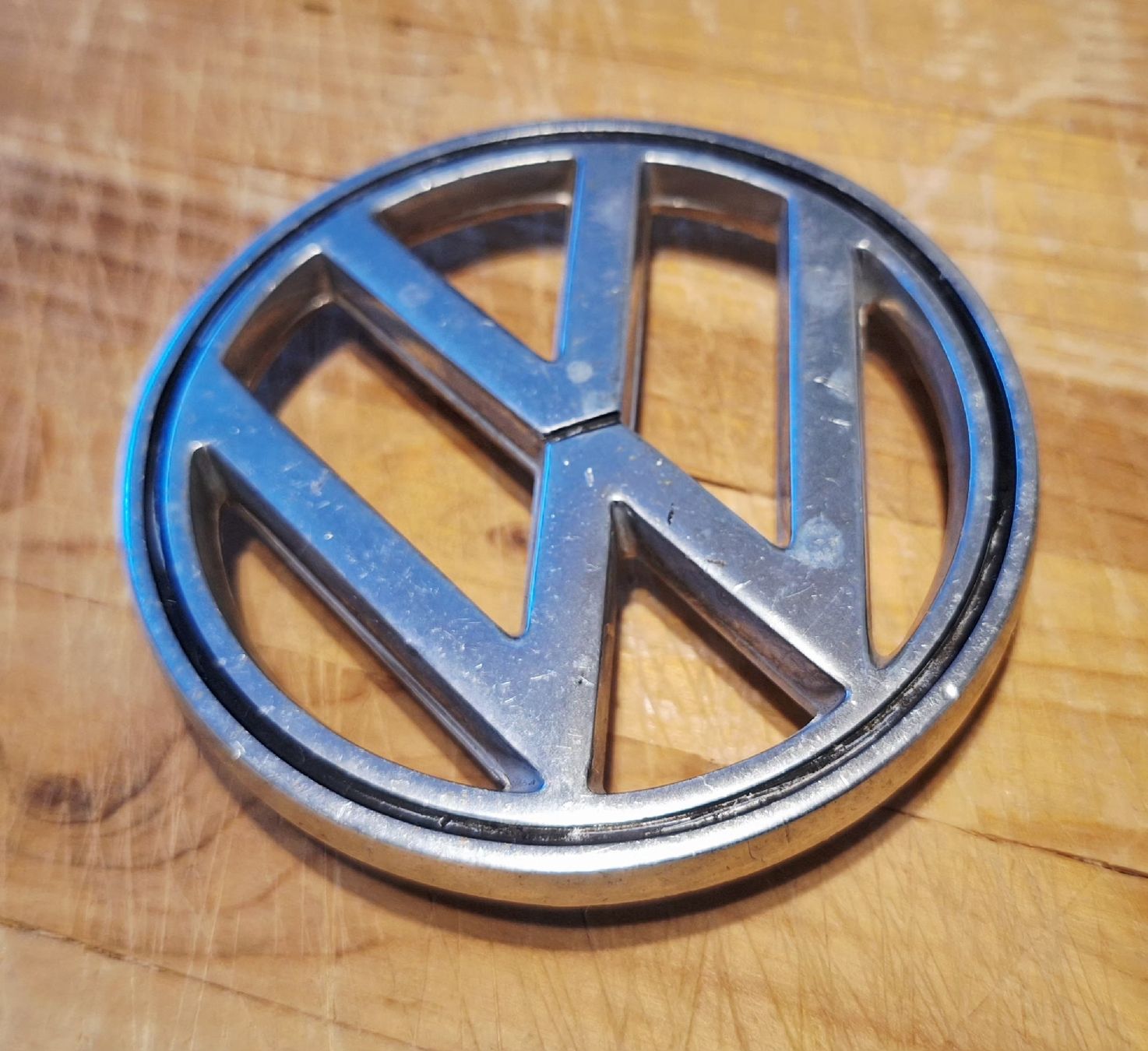 VW Tutti pezzi di ricambio auto: VW Käfer Emblem – Usato da Triesen venduto da BLACKSHEEP75 1