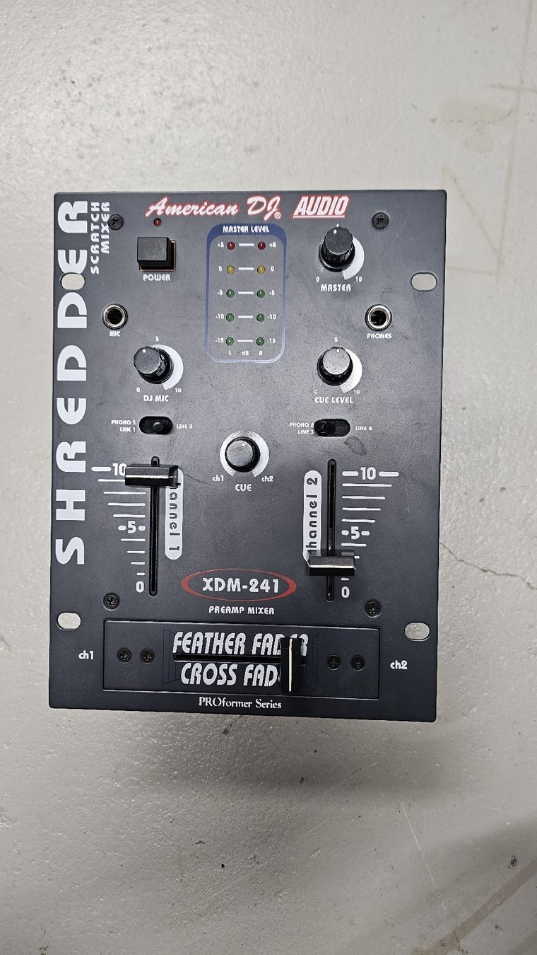 Console di mixaggio: DJ Mischpult  – Usato da Eglisau venduto da ruscyo12