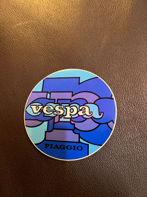 Emblème Piaggio Aluminium Pour Vespa Sprint/Rally - Autocollant Hexagone 49x43 Mm - Style Vintage