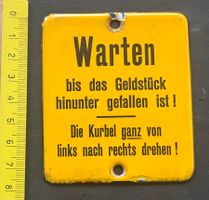 Emailleschild "Warten bis Geldstück herunter gefallen ist‘