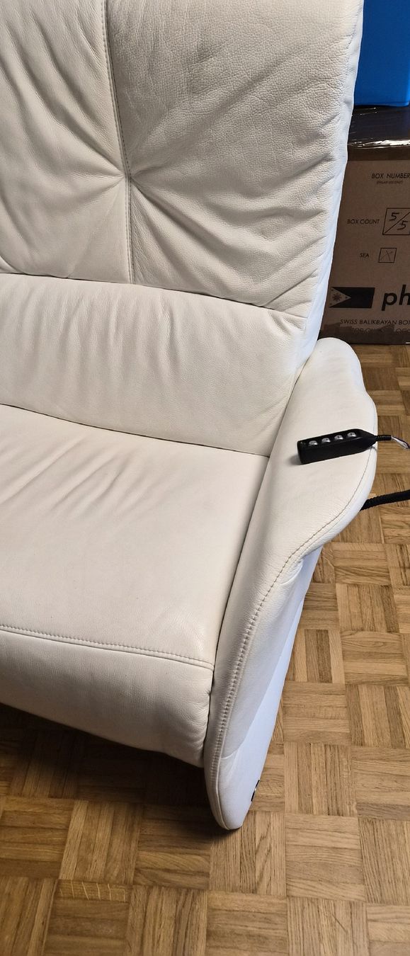 Divani: Weisses verstellbares Ledersofa – Usato da Kloten venduto da cynz70 1
