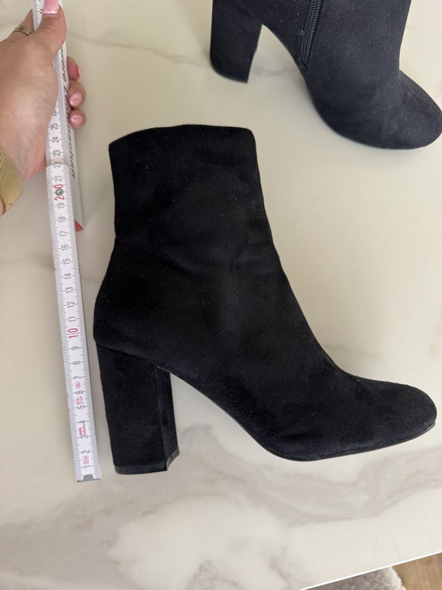 Scarpe da donna: Schwarze Wildleder Stiefeletten - Grösse 37 – Usato da Rickenbach LU venduto da Steffischuepfer 3