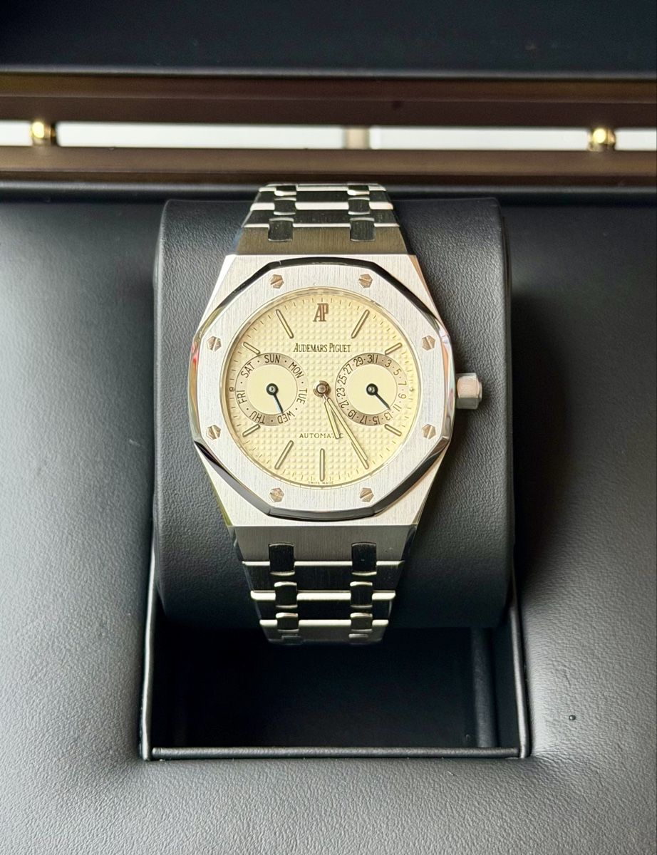 Audemars Piguet Orologi: Very RARE AP Royal Oak Cream Automatic – Usato da Zürich venduto da WATCHROOM