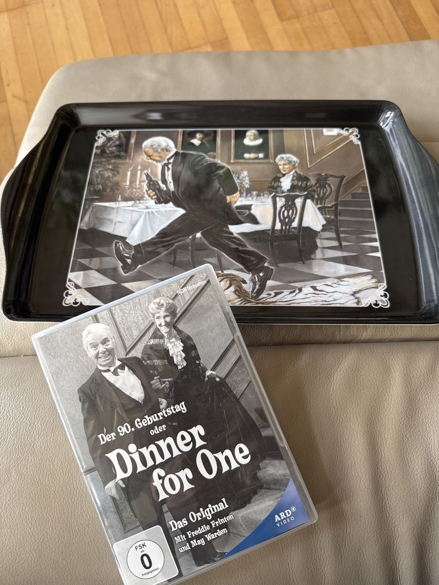 Tutti i DVDs: Dinner for One DVD + Serviertablett Butler James – Nuovo (secondo la descrizione) da Seuzach venduto da CarmelinaFerraris