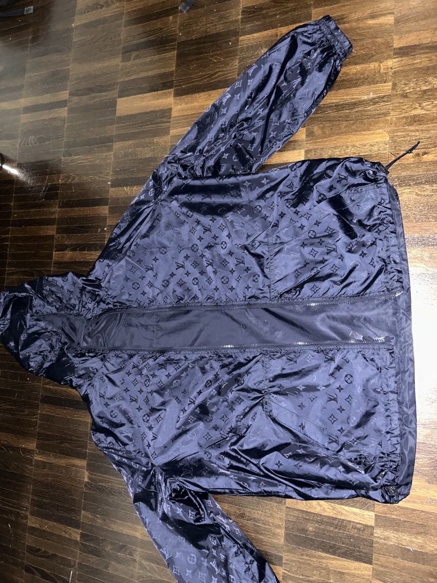 Louis Vuitton Giacche: Louis Vuitton LV Monogram Reversible Navy Windbreaker – Nuovo (secondo la descrizione) da Winterthur venduto da yan_yfz7 9