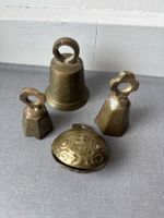 4 Vintage-Tempelglocken aus graviertem Messing
