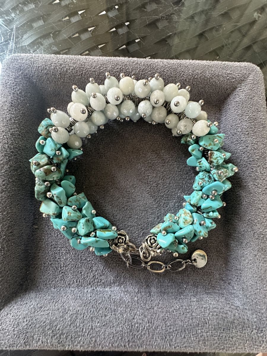 Bracciali & Braccialetti: Armband mit Aquamarin und Howlith – Nuovo e nell'imballaggio originale da Kriens venduto da Hortensie6