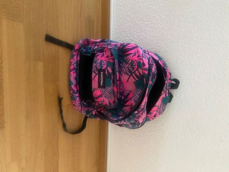 Sac à dos Eastpak rose  avec sont couvre sac imperméable
