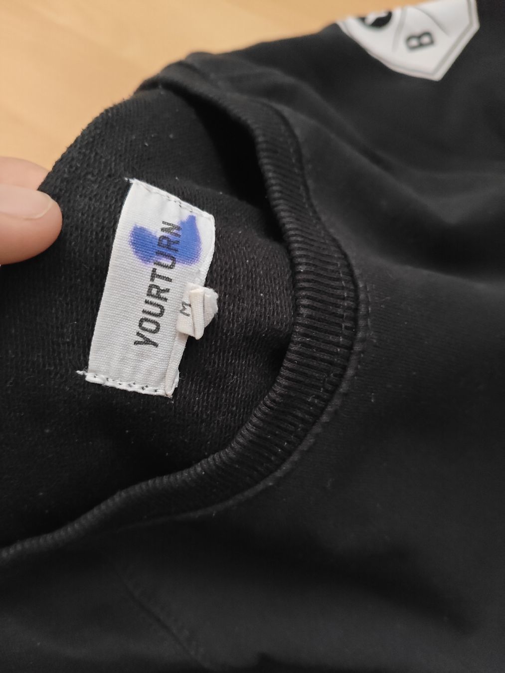 Pullover & Sweatshirts: Schwarzer Pullover mit Prints auf dem Ärmel  – Gebraucht aus grafstal von dav_8xlw 2