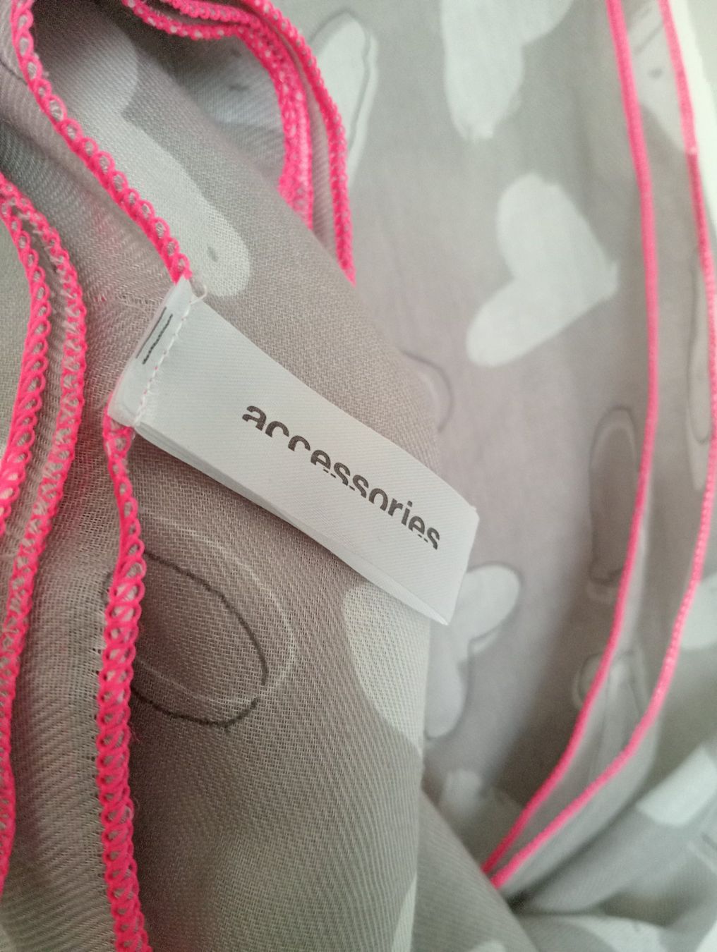 Foulard & Sciarpe: Accessorize Schal Grau mit Herz-Print & Pinkem Rand – Usato da Allschwil venduto da Evgeniia78 4