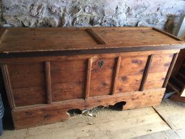 Antike Holztruhe, Truhe mit Beschlägen
