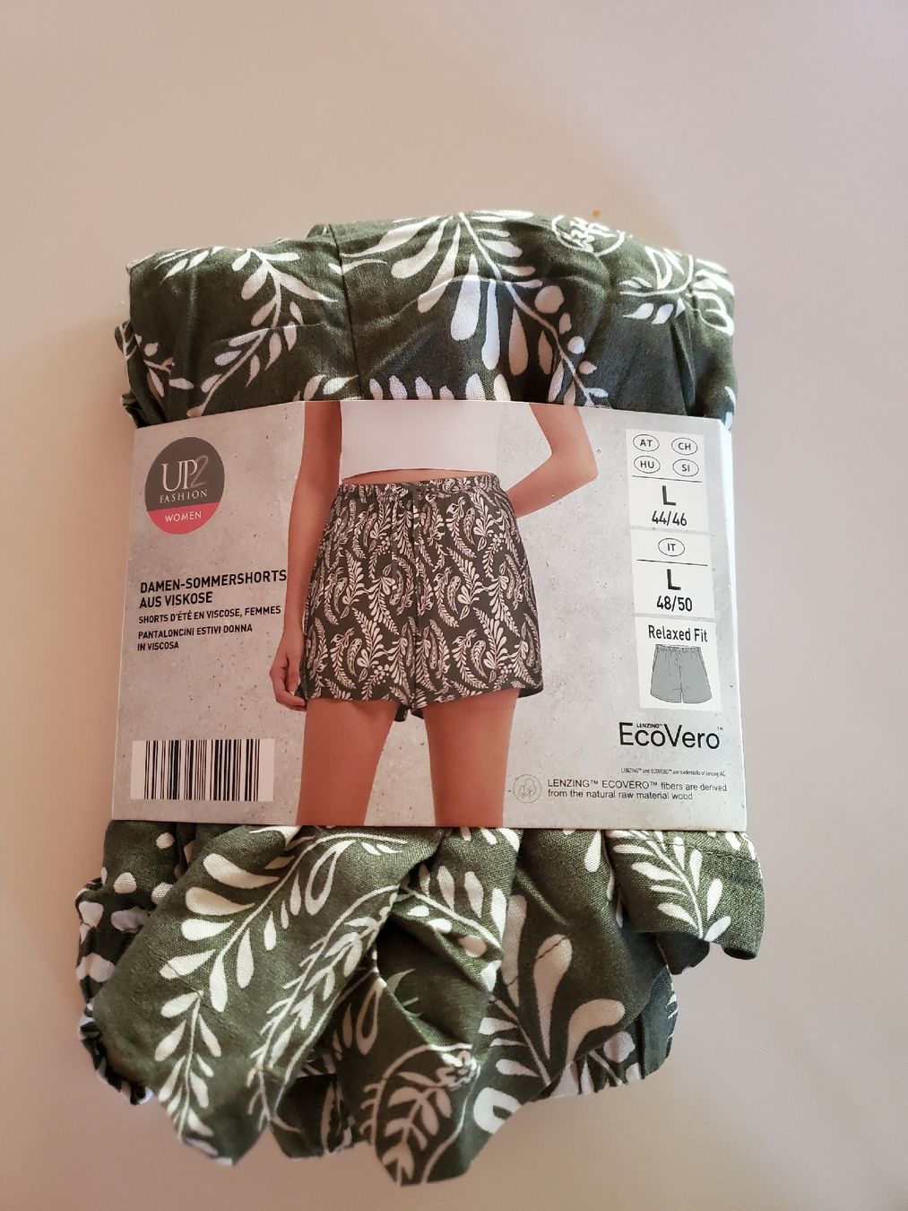 Hosen: Kurze Hose gemustert Grösse 44 / 46 neu – Neu und originalverpackt aus Brünisried von marii. 1