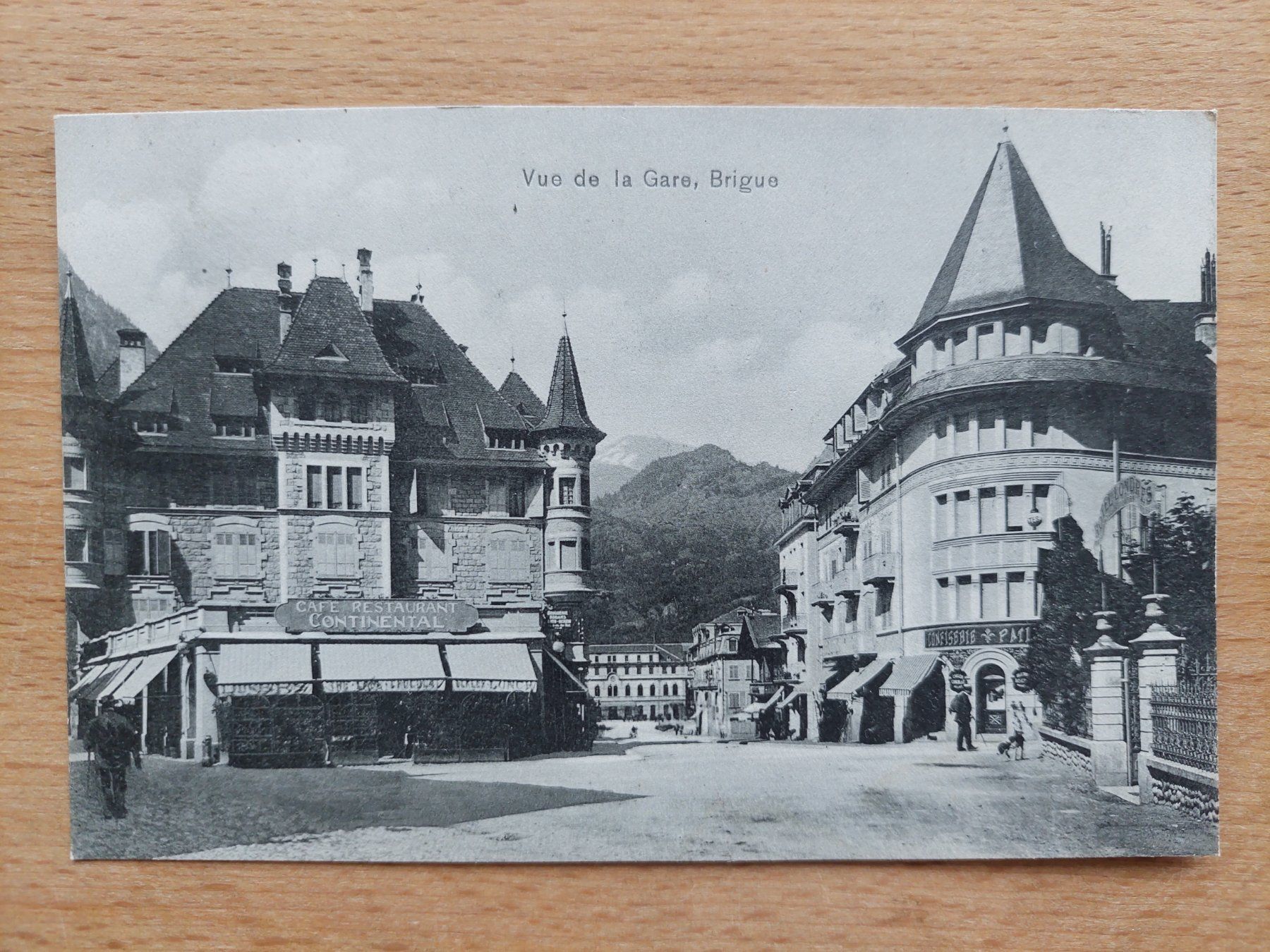 Cartoline postali: AK Brig mit Café Restaurant Continental – Usato da Obfelden venduto da Foto_Bild_Kunst_Buch