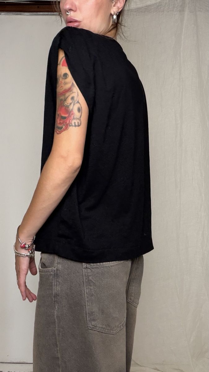 T-shirts: Black oversized t-shirt with ruched sleeves  – D'occasion à Knonau par Grapesvintage 3