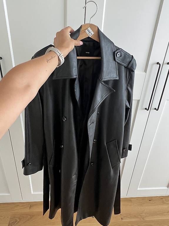 Cappotti: Schwarzer Kunstleder-Trenchcoat mit Bindegürtel – Usato da Aarau venduto da micheelehug
