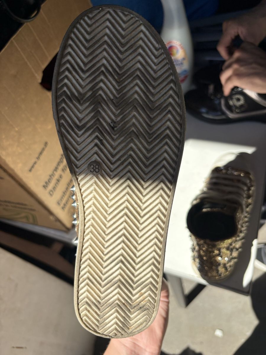 Scarpe da donna: Scarpe alte borchiate oro glitter  – Usato da Giubiasco venduto da mol_f9mf 2